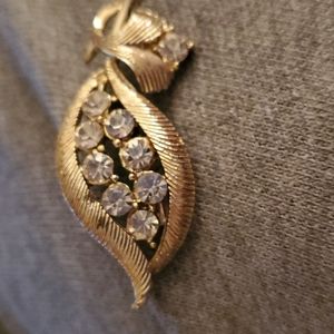 Pretty blingy leaf brooch